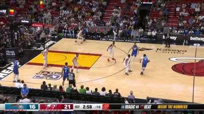 [Highlight] Haslem makes third straight mid-range jumper for 11 points in the 1st and draws the charge on the other end