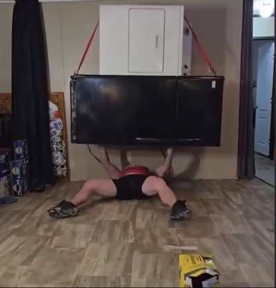 Dude benches his fridge and dryer after having 10 beers 🍻
