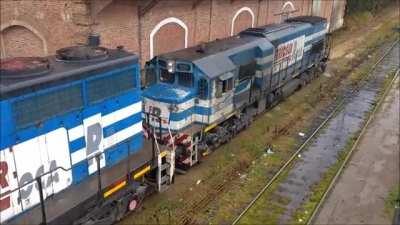 locomotora norte americana gp40 arrastrando a una gt22 argentina,cañuelas