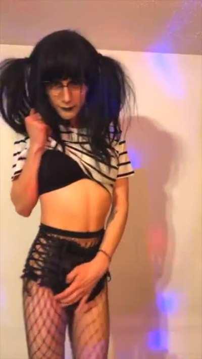 if u can completely grip my entire waist in your hands hmu daddy🥰