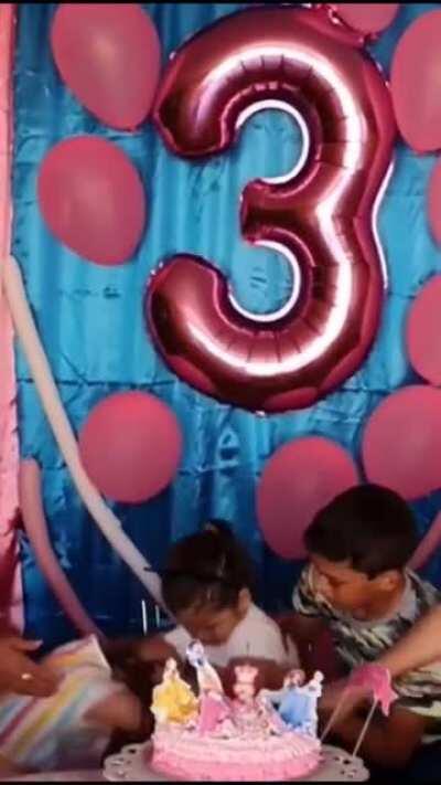 Esa niña parece la mala de las telenovelas 🤣