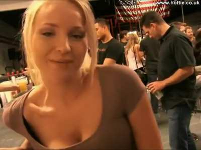 Hot Chick in a Bar Shows Everything