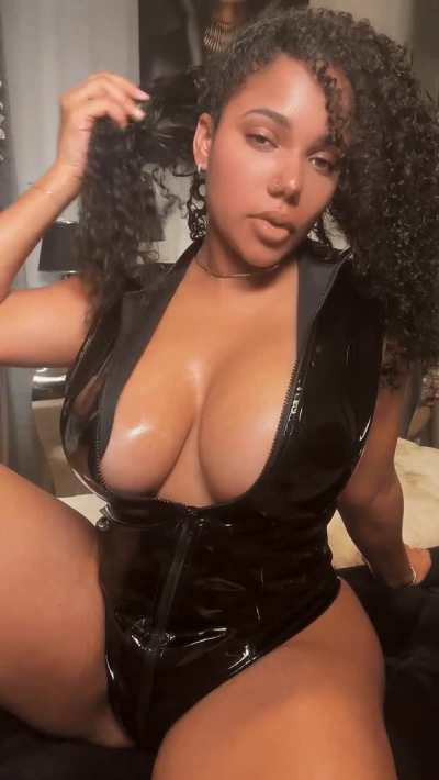 Cum and be kinky with me on my OnlyFans. It's FREE! 🥰 (links in comments below)