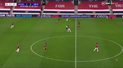 Alex Telles plays class ball to Marcus Rashford 23'