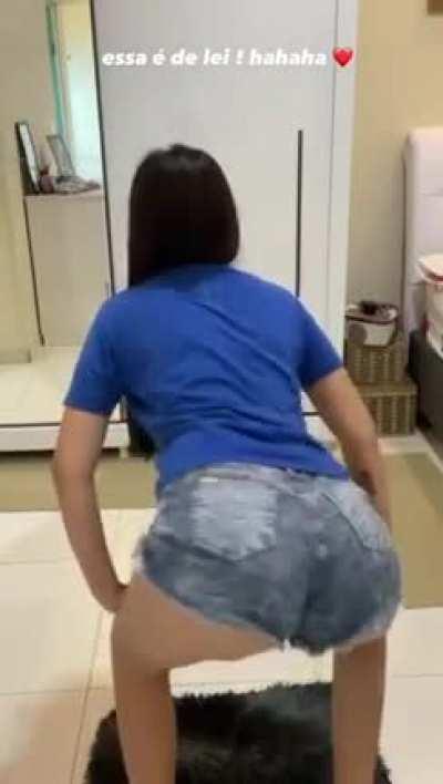 Booty shaking 🍑