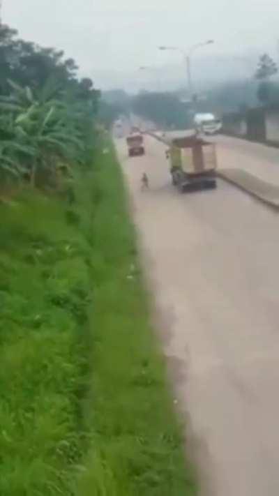 Indonesian Dumbf*cks trying to stop the truck