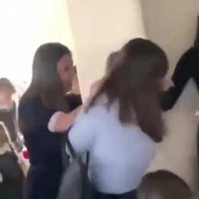 Quando eu sou apelidado de tiro ao alvo na escola (créditos ao canal vídeos engraçados obrigado)