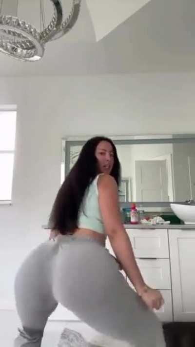 I like woe when she got the weight on her