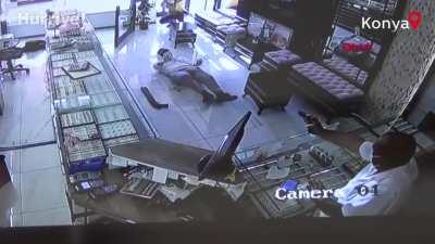 Armed robber gets himself shot by jewelry store owners in Turkey