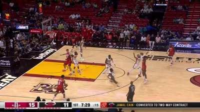 [Highlight] Jalen Green drops his defender with the beautiful move and drains the triple