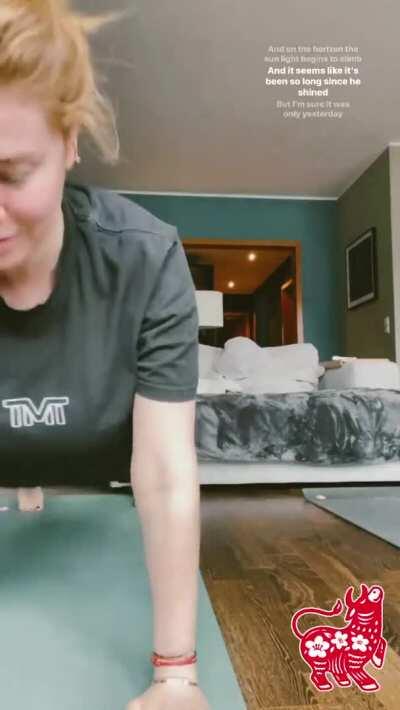 Palina Rojinski macht Yoga