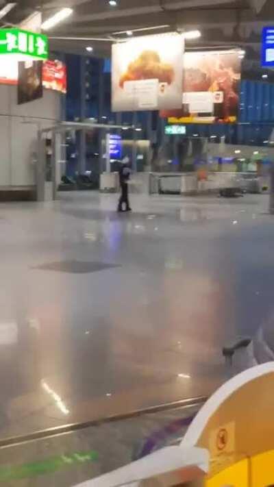 Police has just 'shot a gunman' at Germany's Frankfurt International Airport after 'reports of a bomb threat'. Terminal 1 is completely shut down.