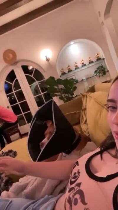 Queen ft. Billie‘s boobs - We Will Rock You. I found this video hilarious and thought I‘d share it