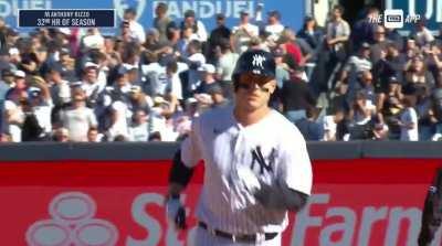 [Highlight] A HR has been hit at Yankee Stadium. It's Anthony Rizzo