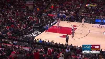 [Highlight] Jalen Suggs comes up with the loose ball and saves it inbound with under 30 seconds remaining