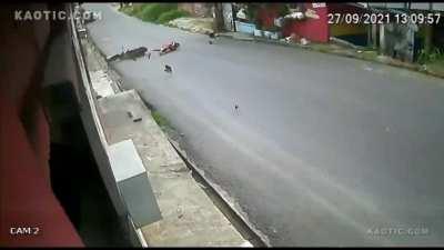 Dude gets destroyed after ignorant biker makes awkward turn around