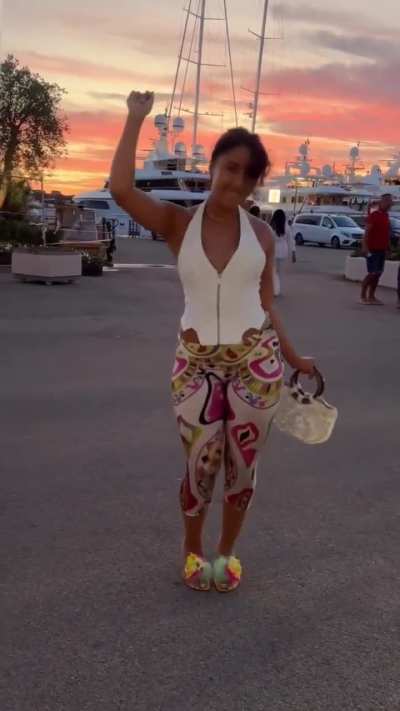 Son gros cul dans cette tenue moulante quand elle marche 🥵dire qu’il y a quelqu’un qui a eu le droit de voir ça en irl sur Paris 😮‍💨