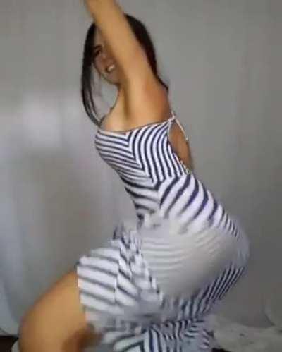 This Latina knows how to move it
