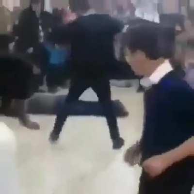 a música está bem sincronizada e o dançarino é bem profissional