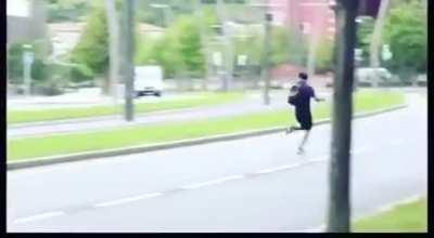 Off duty cop catches wallet thief.