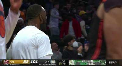 [Highlight] Obi Toppin goes through the legs for a gift-wrapped sleigh surprise dunk