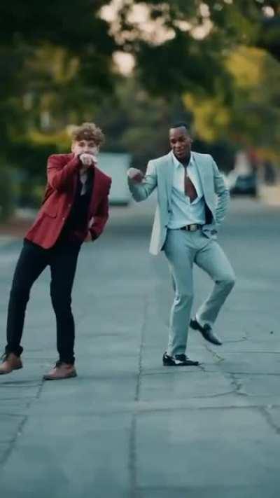 Танцуют все!