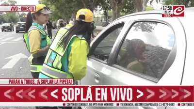 Le controlaron la alcohelemia, le dio positivo, se enfureció y atropelló a la controladora de tránsito, todo capturado en vivo