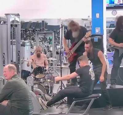 GUY BRINGS A HEAVY METAL BAND IN THE GYM INSTEAD OF AIRPODS