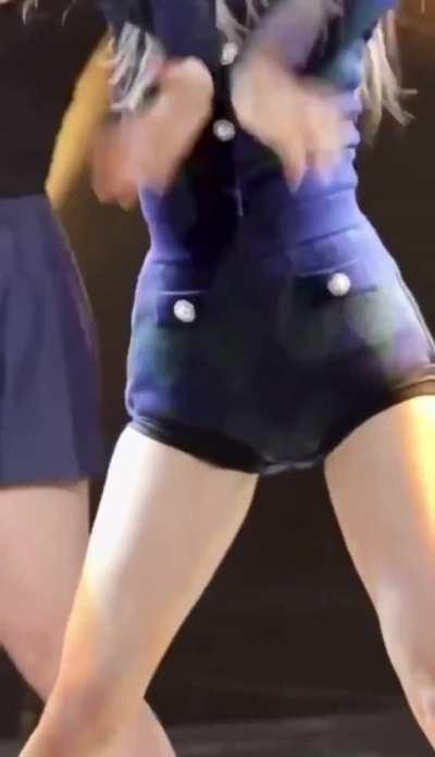 Rosé thighs + cameltoe