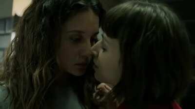 La casa de papel tokyo lesbian kiss