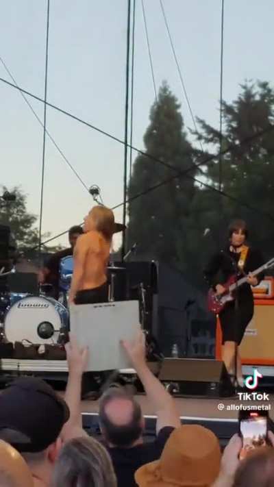 Guitarist here looking for a Frontman that can pull off these sick moves.