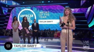 AMAs 2022 - Taylor Wins Artist of the Year!