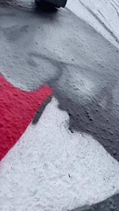 Irish artist Emmaline Blake paints a graffiti inspired by a photograph taken by a Gaza journalist. The poignant image portrays a Palestinian mother cradling her child, one victim of thousands killed by the Israeli war on Gaza ⤵️