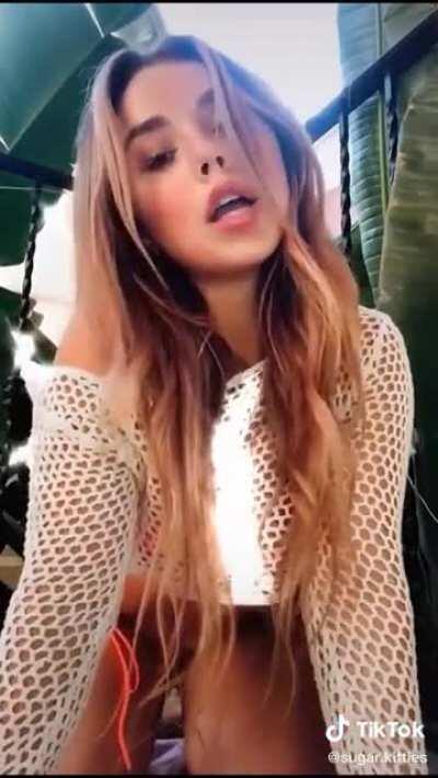 I’ll never get sick of her in that top