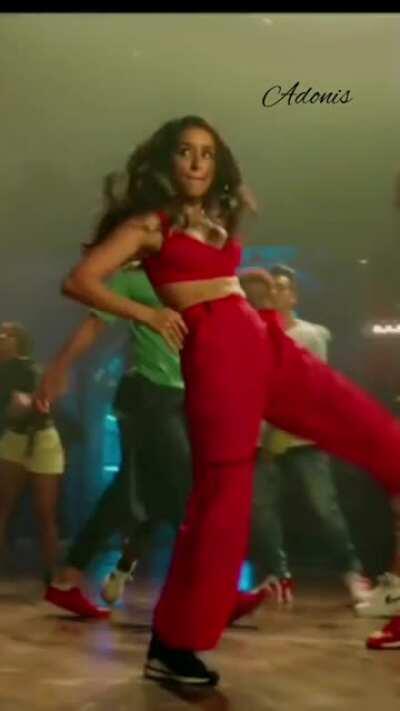 70% of her left boob came out in this movement...i cant understand how men around her controlled during this shoot 💦💦🍎🍎