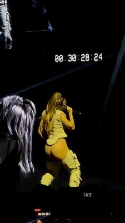 Doja Cat shaking her fat ass