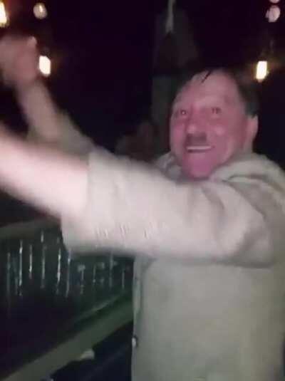 Kotleba(pojebanec) mal doma párty, ani nepozval. Harakter to je do pici