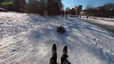 Когда нет тех, кто бы тебя покатал на санках. Машинка на радиоуправлении