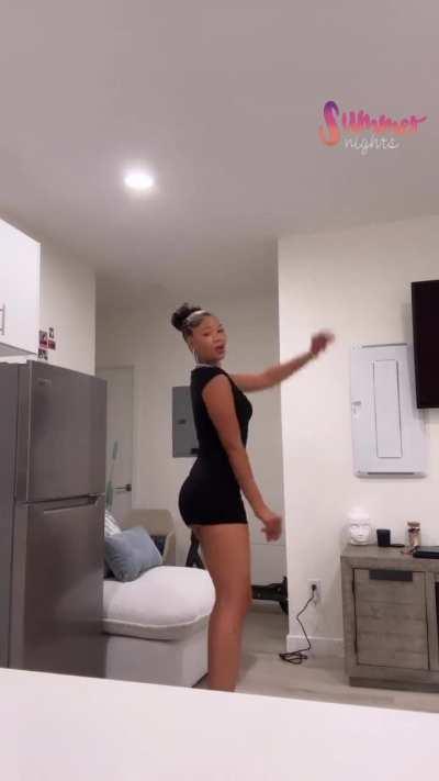 she couldn't resist the recent attention & posted this. slight cheeks towards the end too 😍