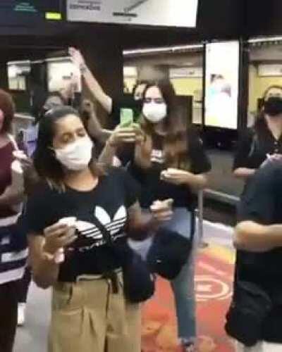 igreja Renascer (aquela do dinheiro na bíblia) promovendo um culto no metrô em resposta à restrição nas igrejas