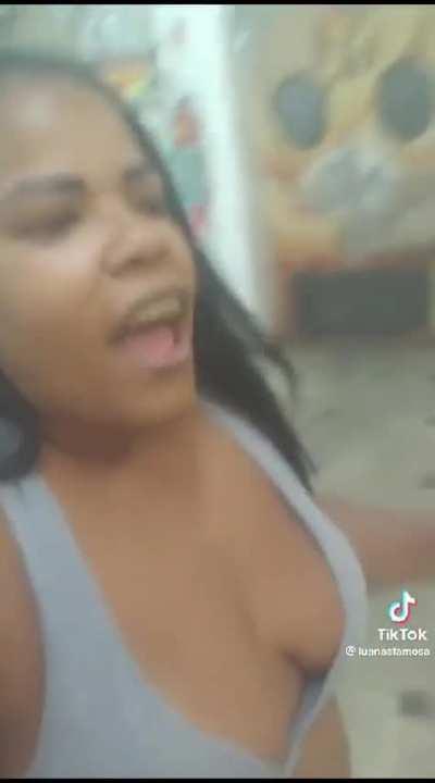 Mãe vai as compras com seus filhos  na Noruega...