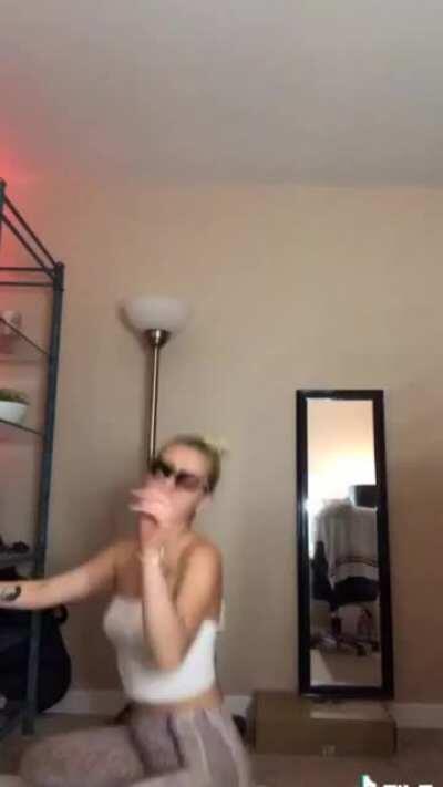 White girl booty clap