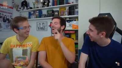 Stavo ripulendo la mia galleria video quando mi ritrovo sta clip di una vecchia YTP di Poldo, perché non riproporla. (p.s. vi toccherà censurare voi sapete cosa se lo vedete 😅)