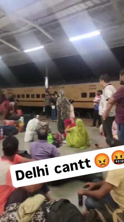 kalesh at delhi cant railway station 