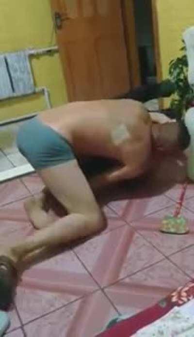 A man intrude into a person's house and claim himself to be a police but refuse to show any ID or warrant. Got beaten hard.