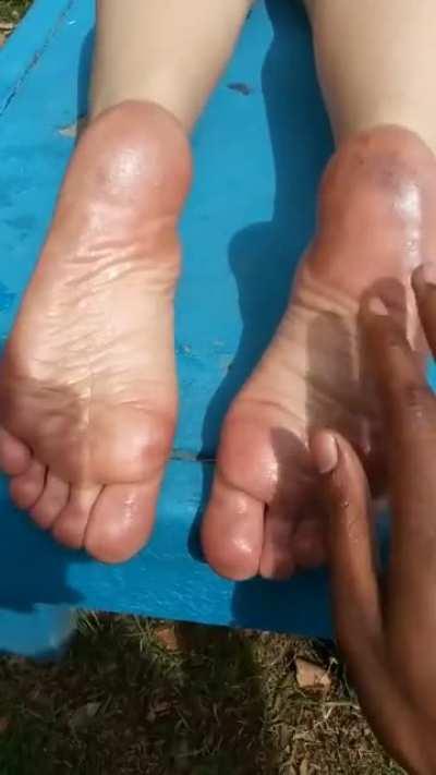 Cum on oily soles