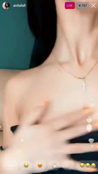 Insta LIVE Would you suck on her toes?👀