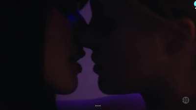 Ayumi Roux (Maya) & Flavie Delangle (Lola) lesbian kiss in Skam France s09e05