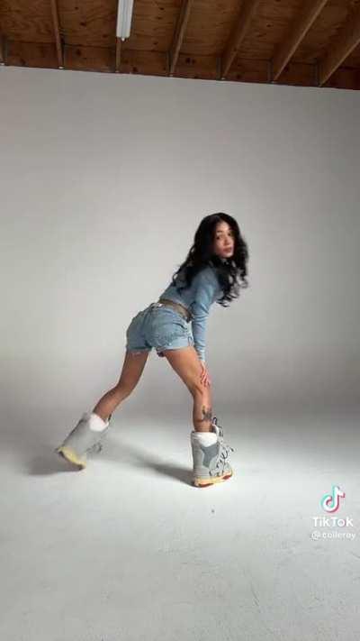 she shaking more ass😩