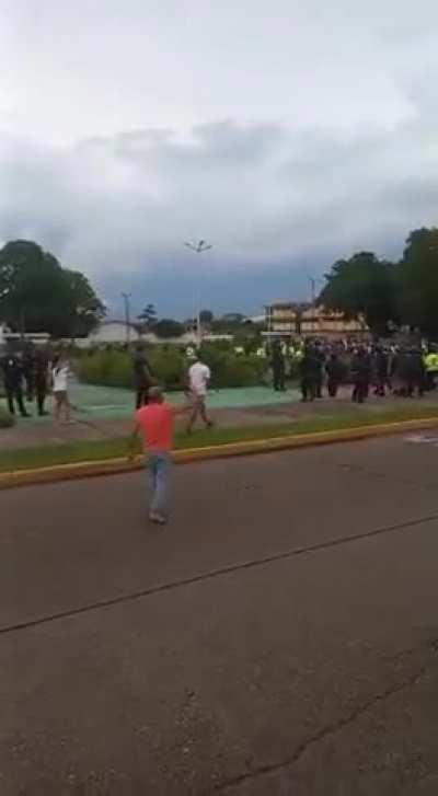 Actualmente concentración en la plaza Hugo Chávez frías de maturín, se quiere tumbar la estatua de Chávez y los guardias se resisten.